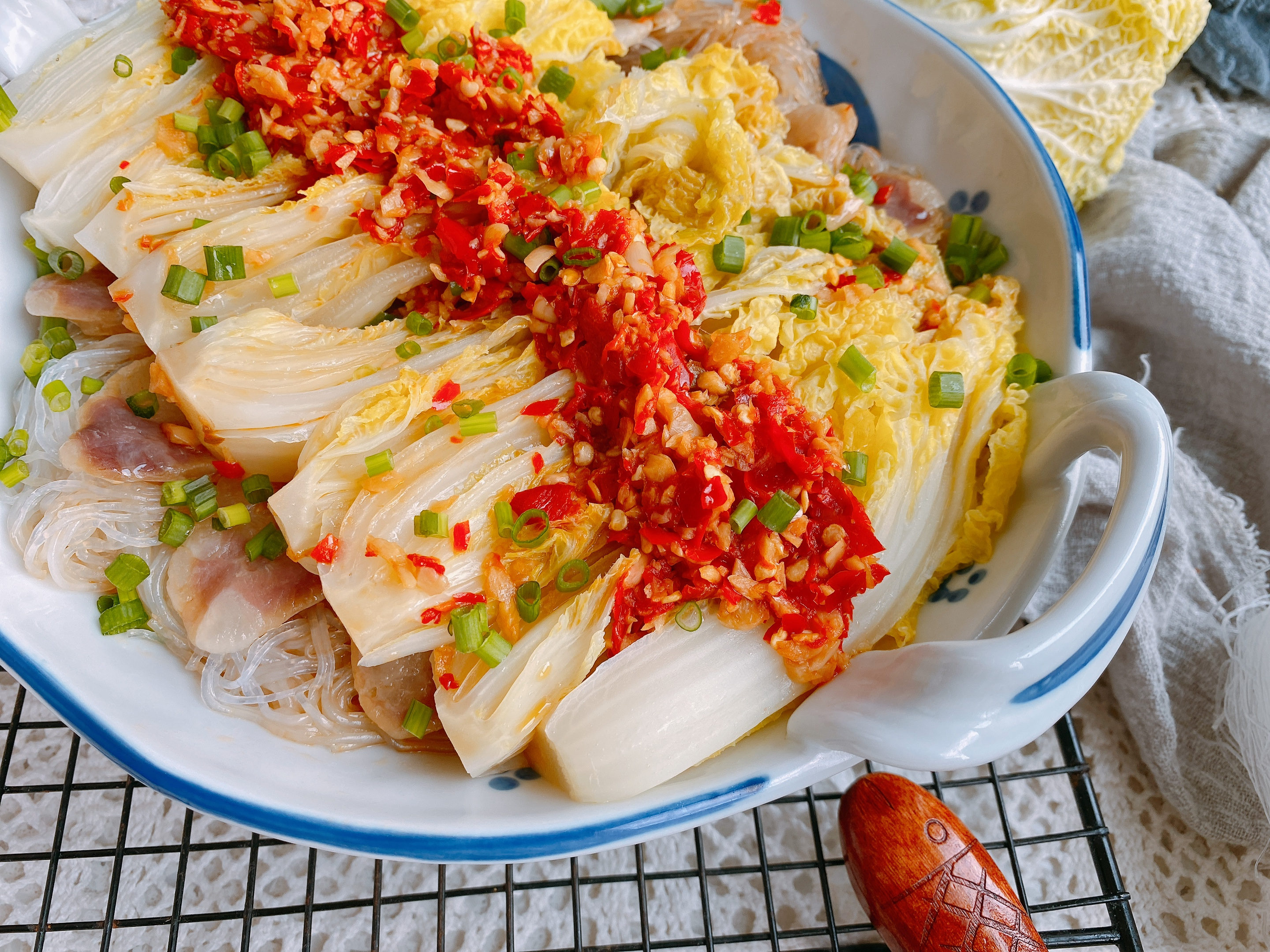 蒜蓉粉丝娃娃菜的家常做法，口感鲜甜，好吃不长胖，10分钟就上桌