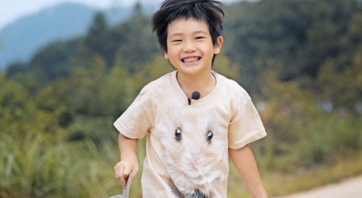 曹格女兒長大變樣，不見一點小時候影子！ 發育迅速嘴角一圈小鬍子