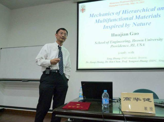 中国培养的高材生，中美德三国抢着要他，他深思后加入美国国籍