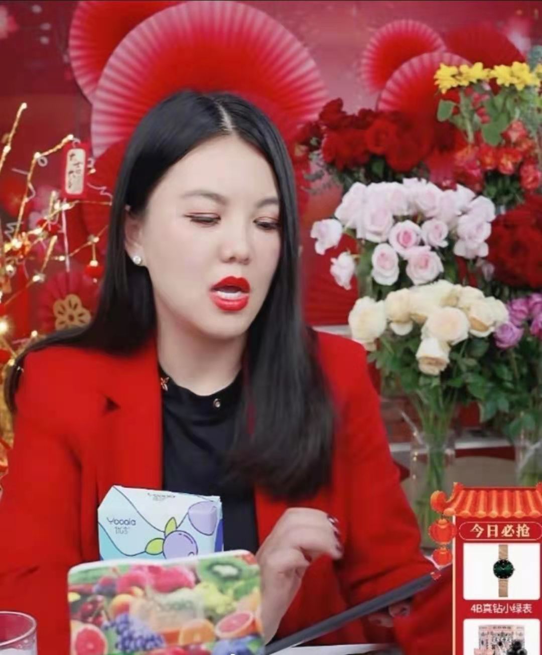 被直播间背景出卖，富婆李湘表面光鲜，却被爆