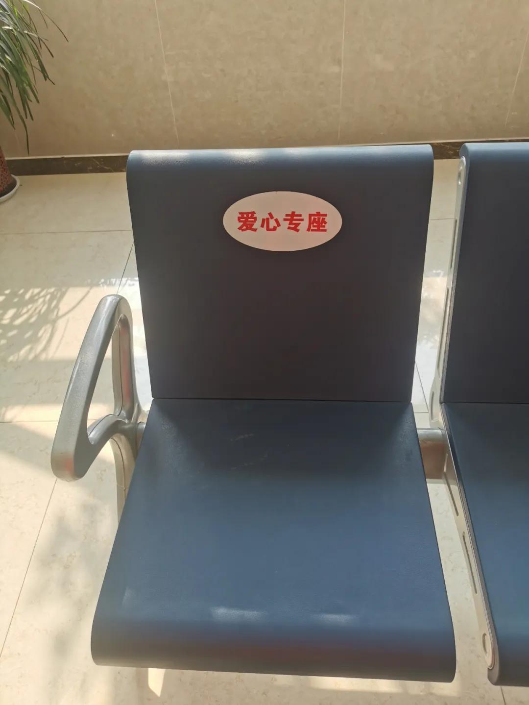 不会扫一扫？12月8日起到陕西中医药大学第二附属医院看病的老人可走“温暖通道”