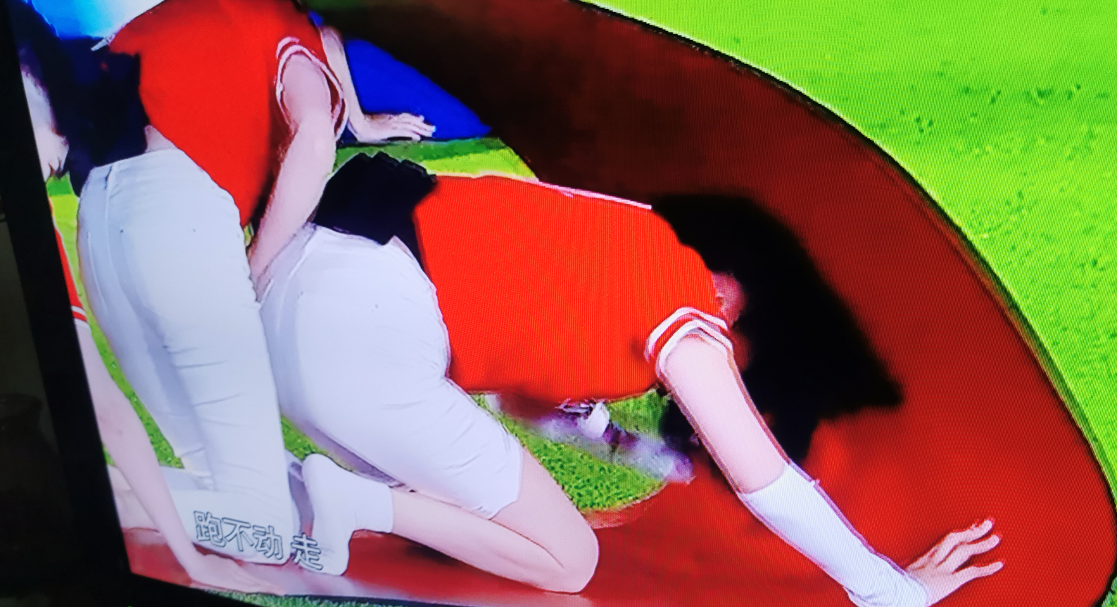 张大大参加跑男，玩游戏公然占黄龄便宜，看到