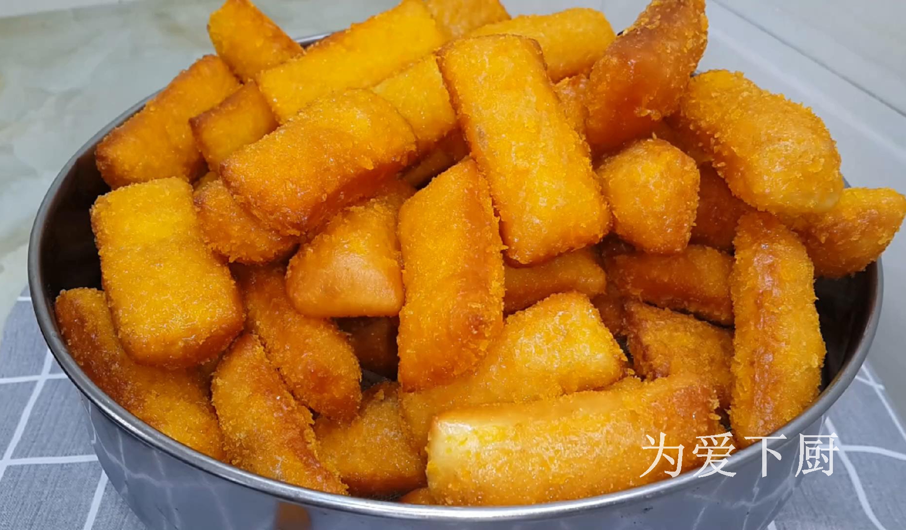 零食这样做才简单，加2个鸡蛋，外焦里软又香甜，比面包油条好吃