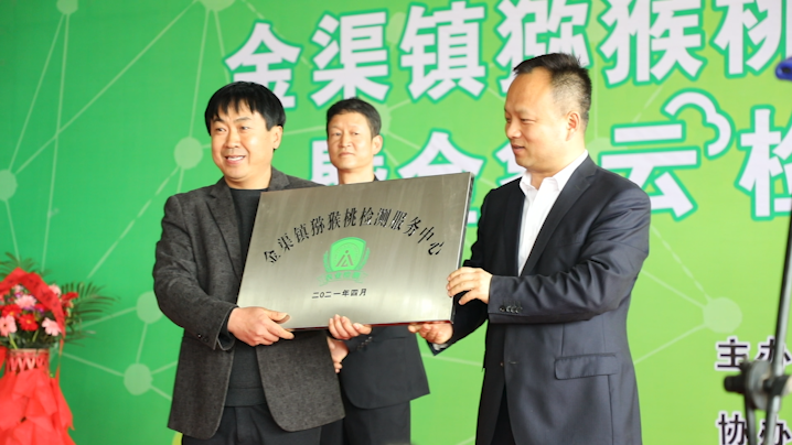 摸清土質改良土壤︱陜西眉縣果農(nóng)時興給土壤“體檢”