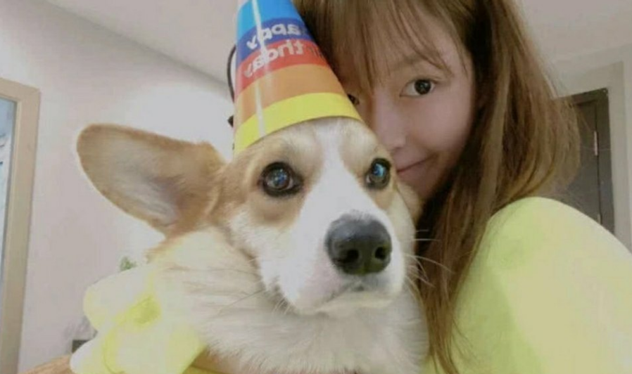 王思聪在泰国被拍到和一女孩街头逛夜市，看清