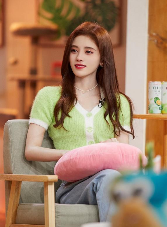 肩膀上都有硅胶？号称“四千年一遇的美女”，身上还有真东西吗？