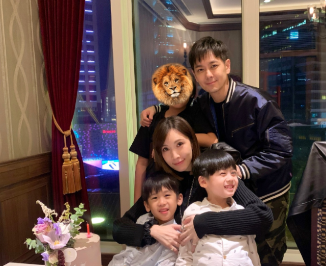 林志颖老婆晒仨儿子圣诞照，吐槽kimi要礼物态度敷衍，太难买