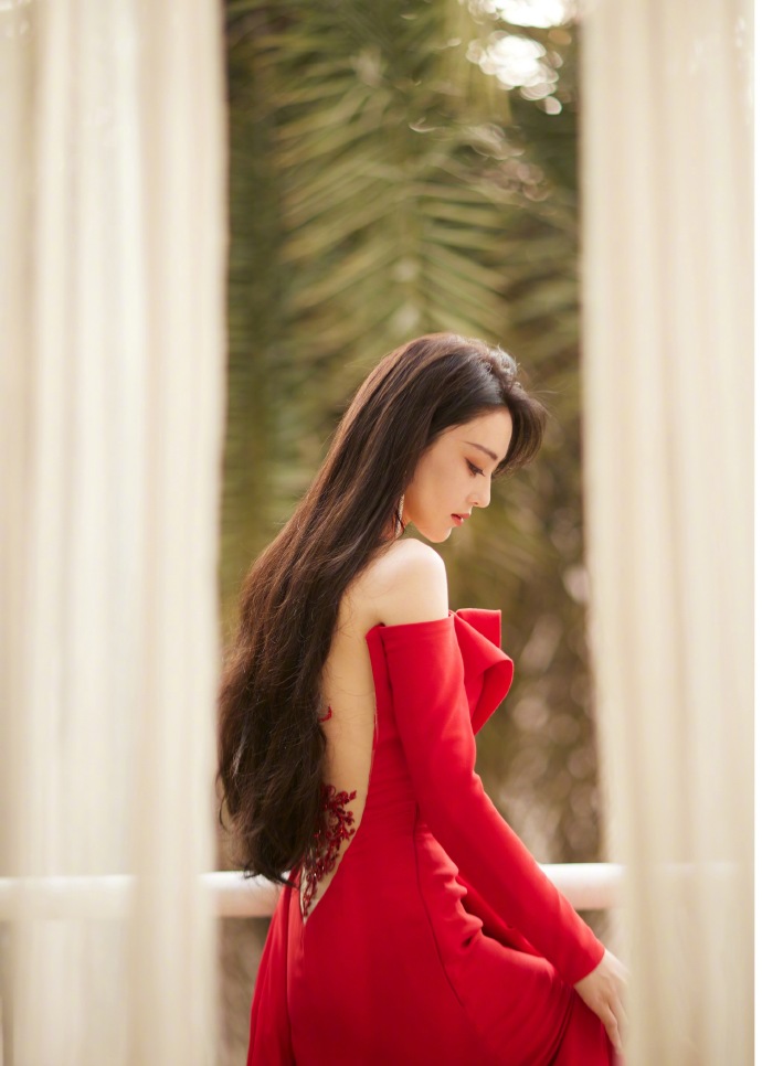 最新大图中,张馨予长发披肩,而且穿着长款露肩红裙,不仅身材不错,妆容