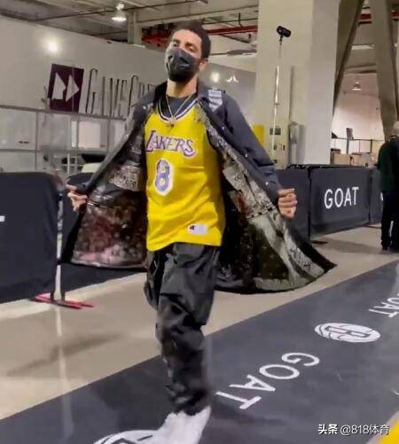 一周年|科比去世一周年：欧文穿科比8号球衣进场 向记者撩衣：你们知道我在致敬谁
