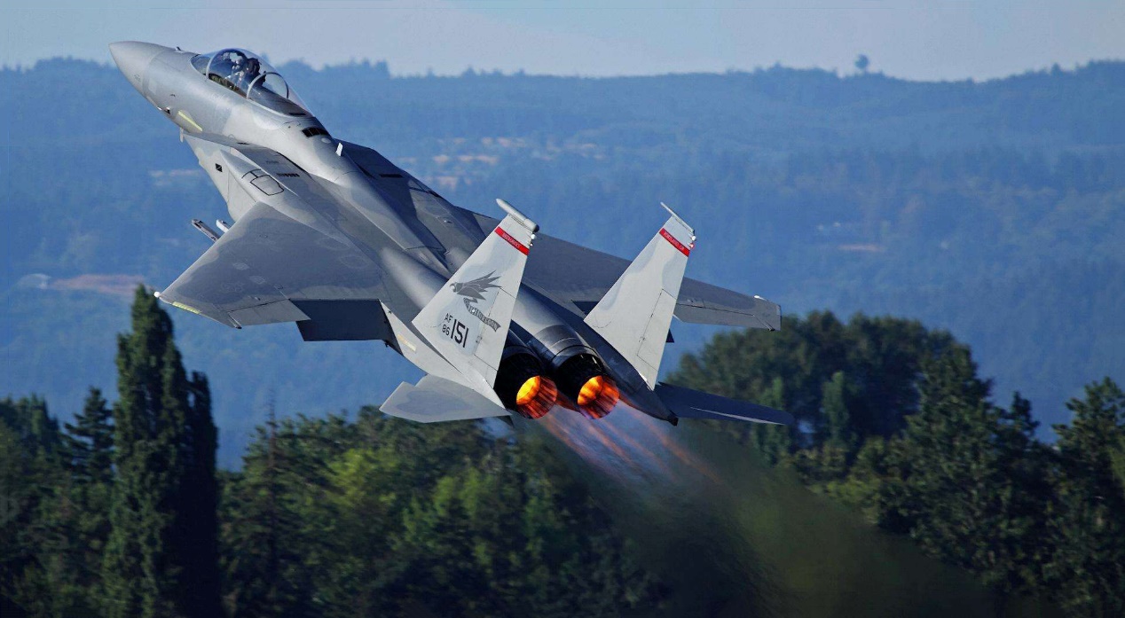 美式战机喷红火，苏俄战机喷蓝火：哪家战机性能更强呢？