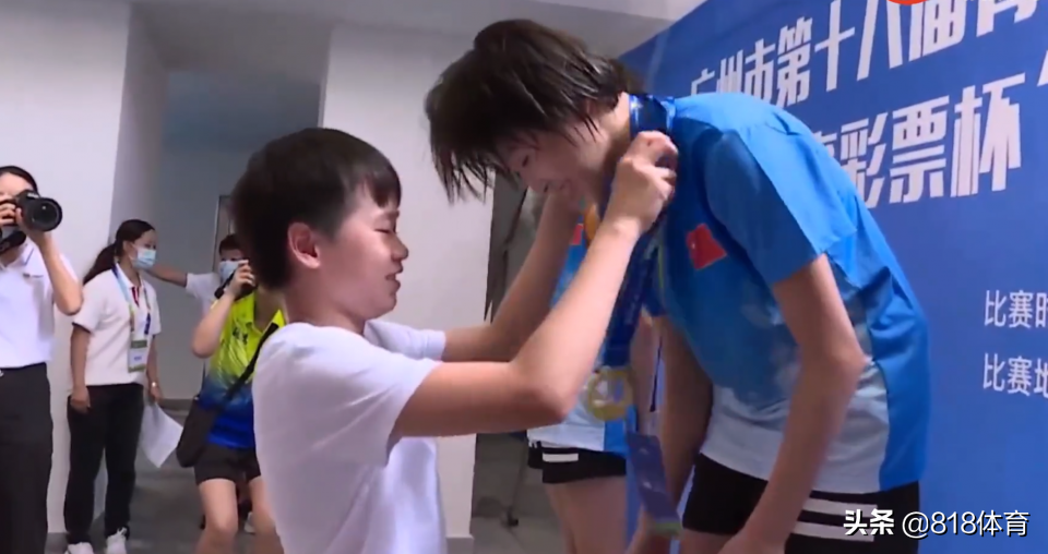 萌翻!全红婵给双胞胎队友颁奖老干部式握手,三人十指相扣合影太甜