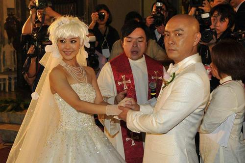 与妻子恩爱13年，55岁膝下无子的张卫健：我能给