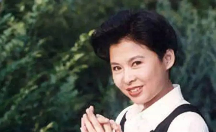 13次登春晚，唱红《十五的月亮》，58岁续写《春