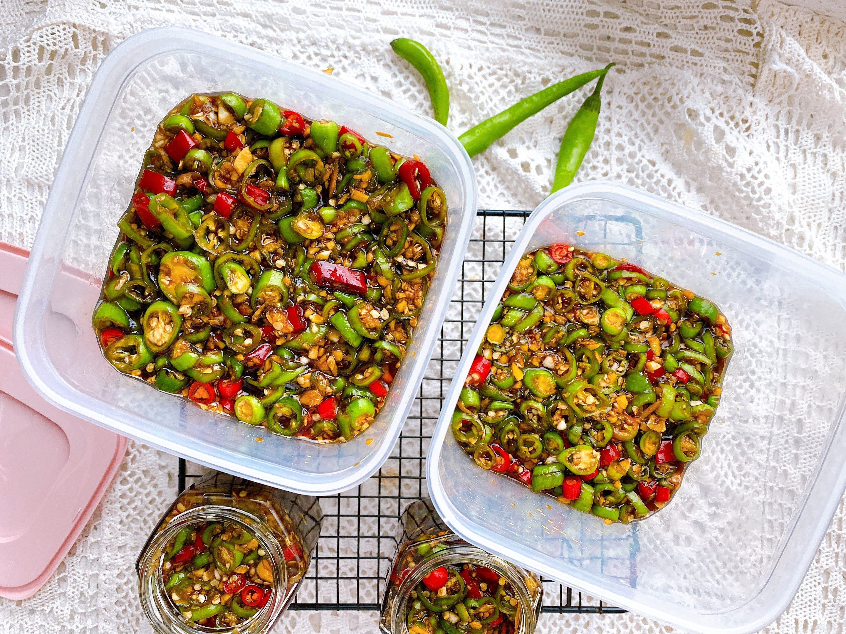 腌辣椒的季节到了，教你独家腌法，不加盐2小时就能吃，又香又辣