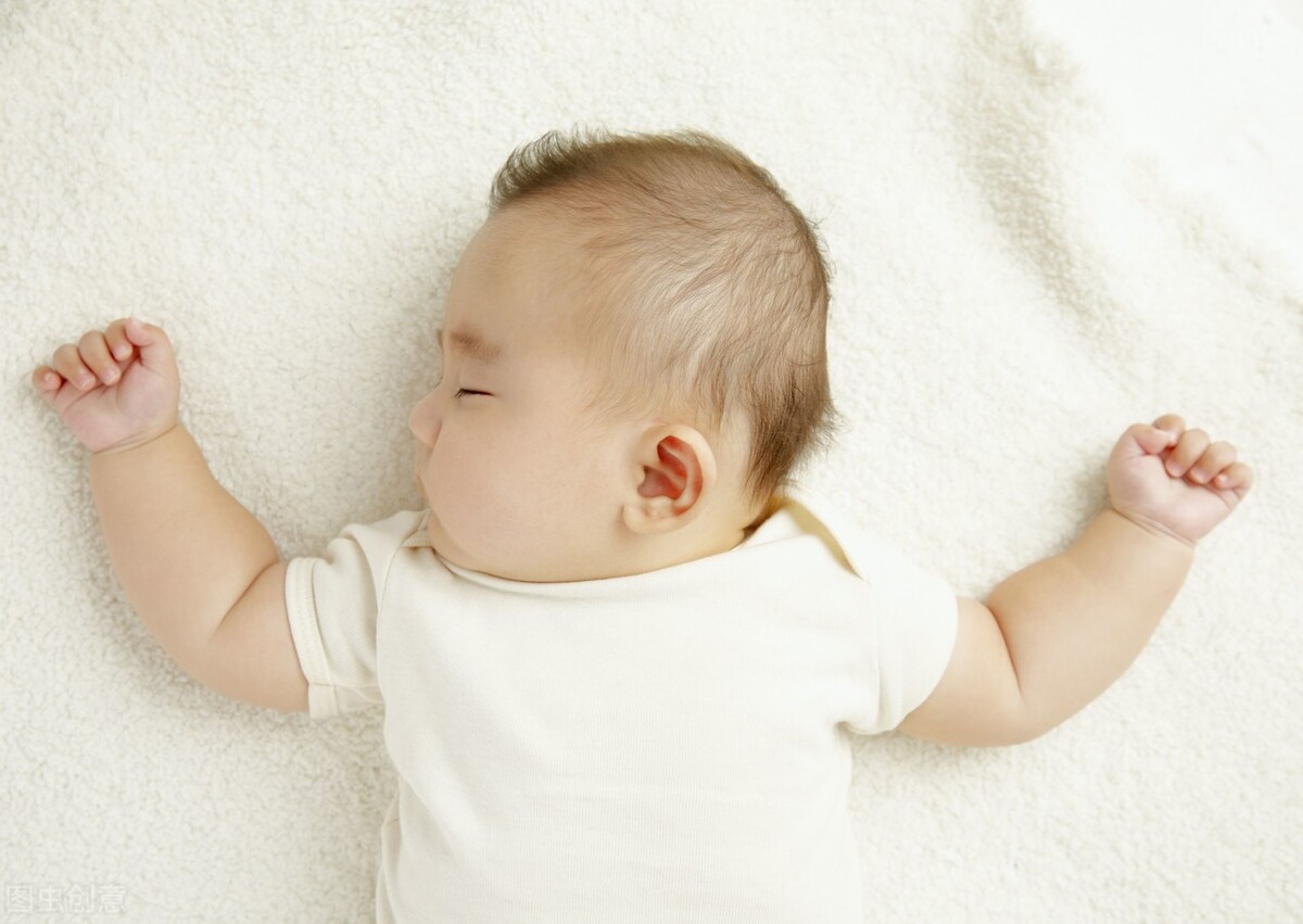 宝宝睡觉喜欢高举双手？不要强行塞进被子里，一些原因你知道吗？
