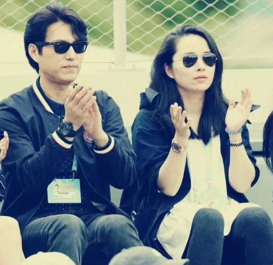 她是赵薇同学，因拍吻戏遭富豪老公抛弃离婚，二婚嫁靳东宠成公主