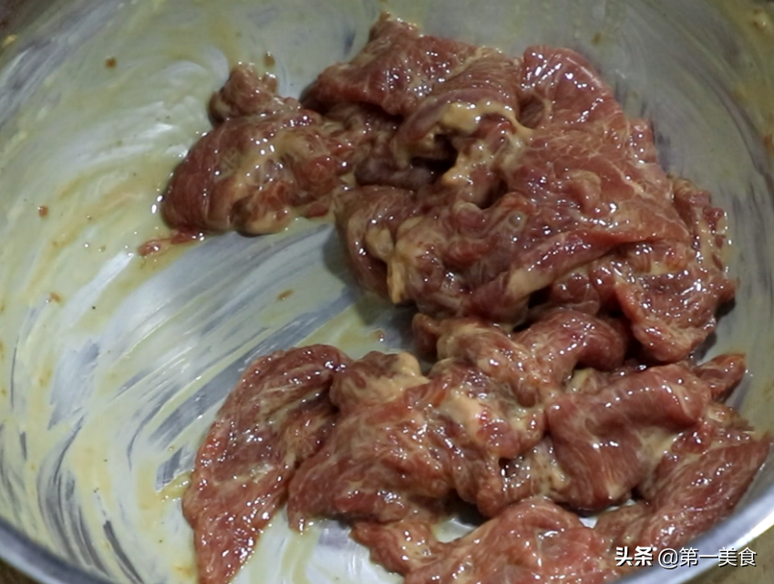 图片[3]-在家吃牛肉怎样才能嫩到极致？不油炸不爆炒 简单萝卜蒸牛肉-起舞食谱网