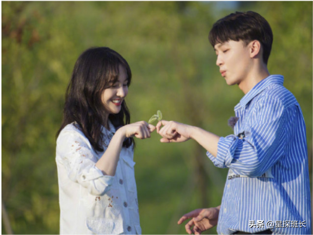 张恒微博晒照放猛料 手中还抱着两个孩子 网友热议:孩子是谁的?