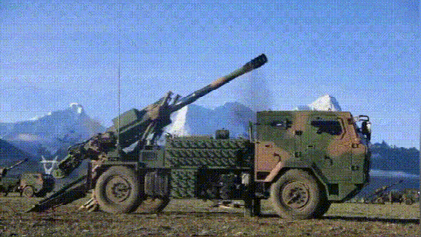 猛士版车载榴弹炮首次亮相：一键调炮、半自动装填，越障能力更强