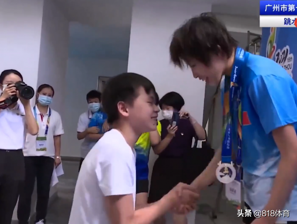 萌翻!全红婵给双胞胎队友颁奖老干部式握手,三人十指相扣合影太甜
