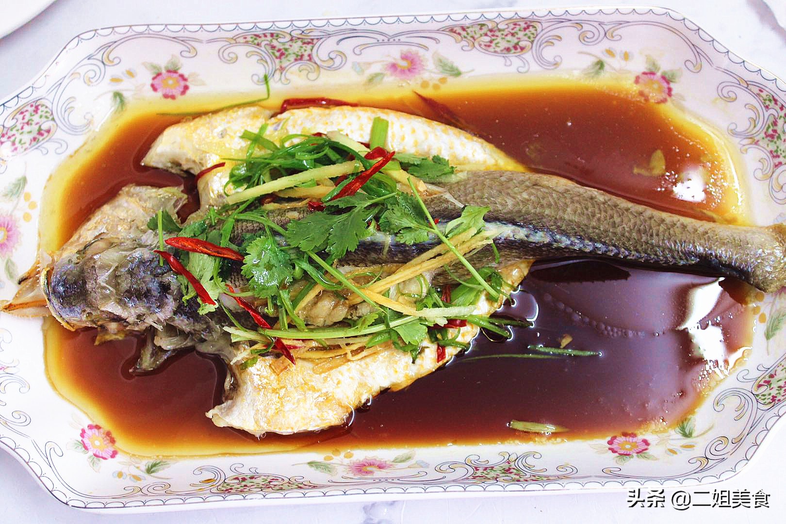 做清蒸魚時，牢記別放鹽和料酒，教您3個技巧，魚肉不腥也不柴