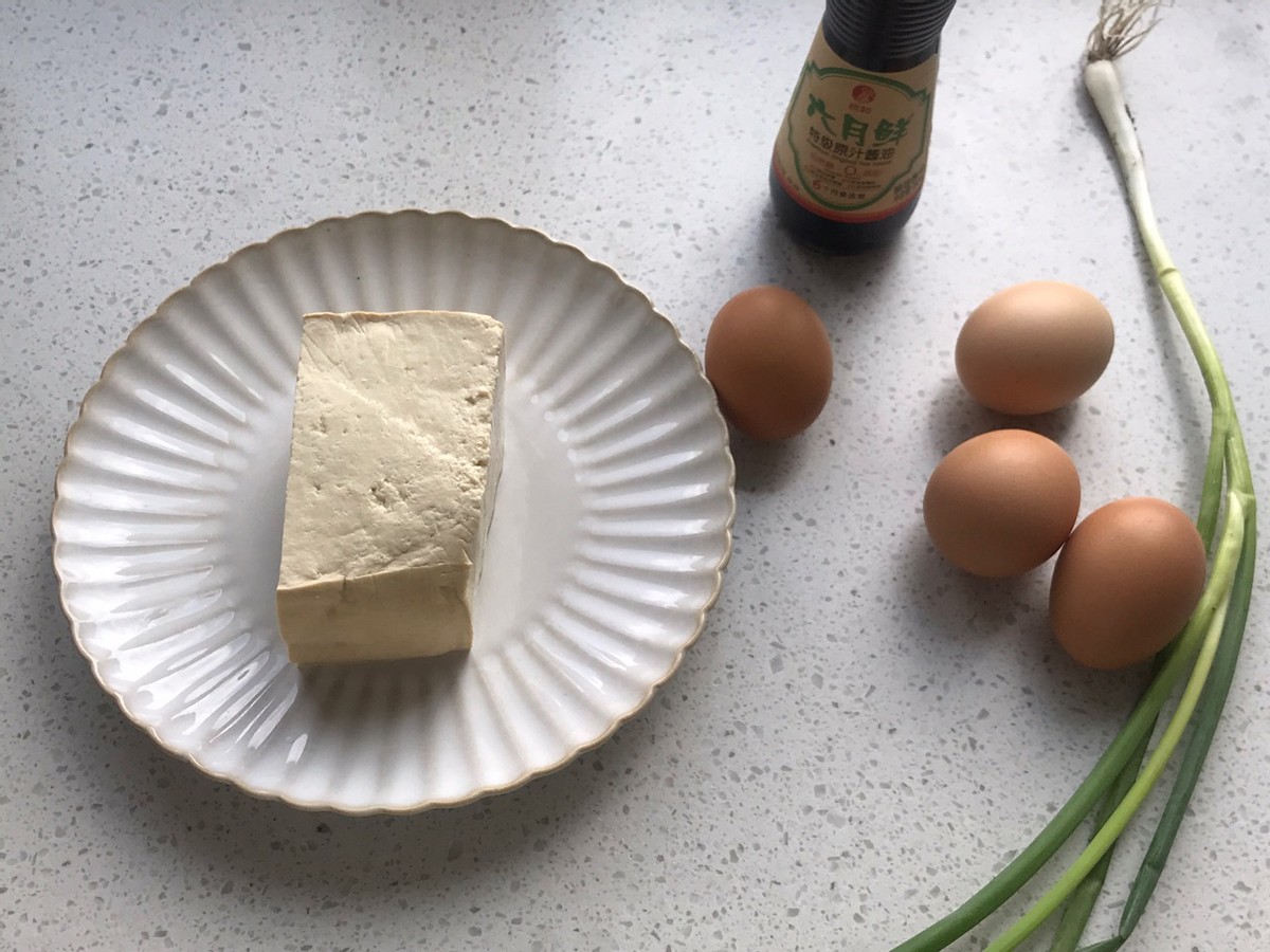 豆腐和鸡蛋完美结合，蒸一蒸，鲜香入味，爽滑好消化，太美味了