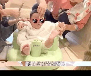應采兒曬二胎理髮視頻，五人圍繞陣仗大，HoHo活潑好動超可愛