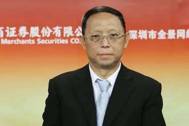 富豪“隐藏”国内捞金多年，频繁套现后，一家6口5人成美国籍