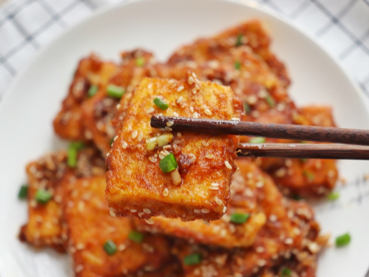 豆腐这样做，孩子很爱吃，鲜香入味，外酥里软，咬一口真过瘾