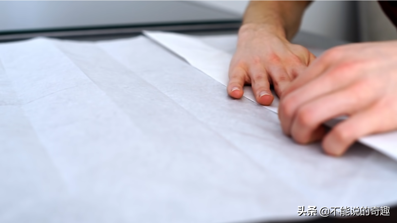 芬兰网友仅用一张纸，不加任何切割和撕裂折出逼真形象，拍案叫绝