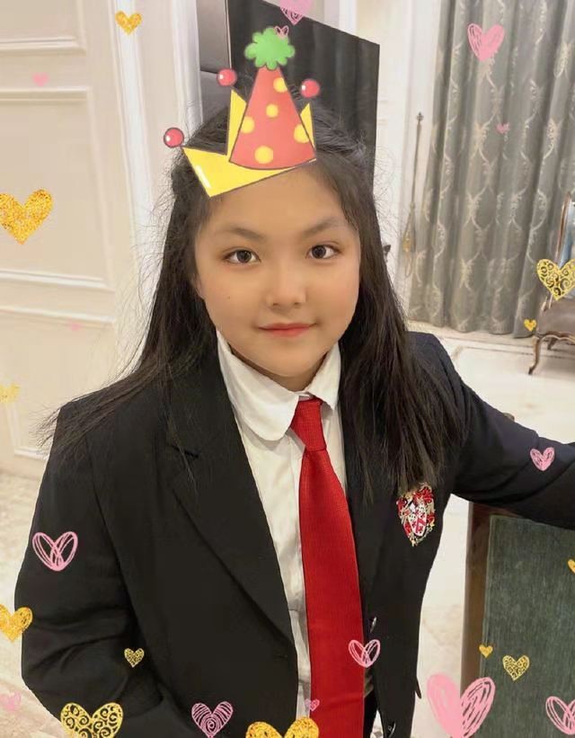 11岁王诗龄久违分享生活照，和爸爸打卡游乐园，自拍太像妈妈李湘