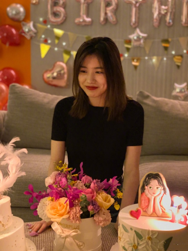 章子怡曬一家四口為繼女慶生，15歲小蘋果化濃妝漂亮又成熟