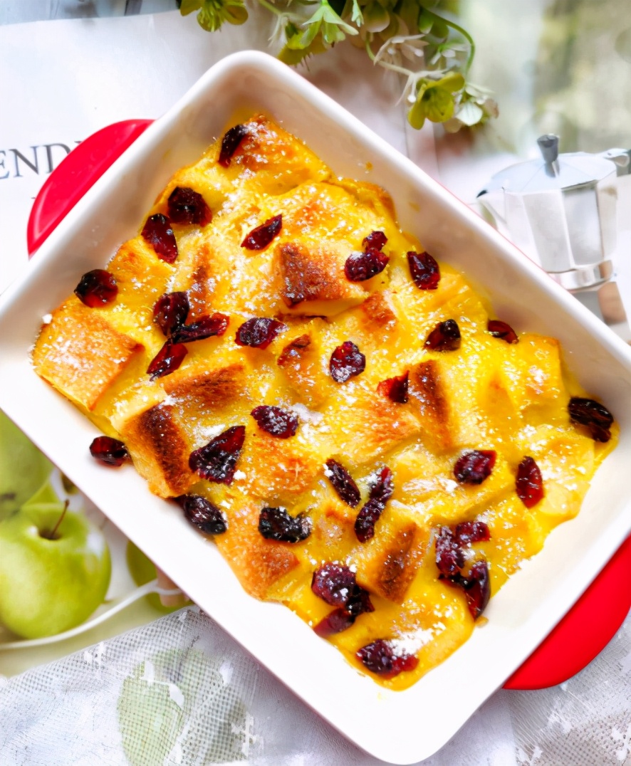 剩下的吐司不知道怎么吃？学会这个烤吐司布丁，酸甜好吃