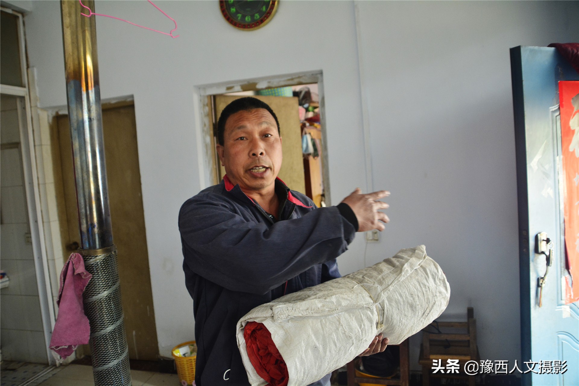 村里土房拆除，农家大叔从挖掘机下抢出来一卷布，啥东西这么珍贵