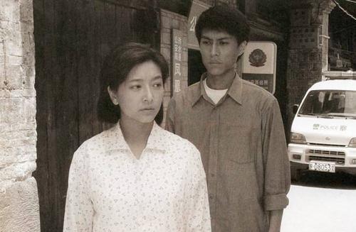 江珊：閃婚震驚一時，與靳東姐弟戀5年，如今54歲卻依舊美如少女