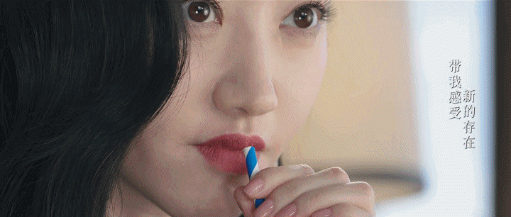 Take 19 champion repeatedly, "Hold in both hands red " 3 actors, " Si Teng " by what so " horizontal " ? 