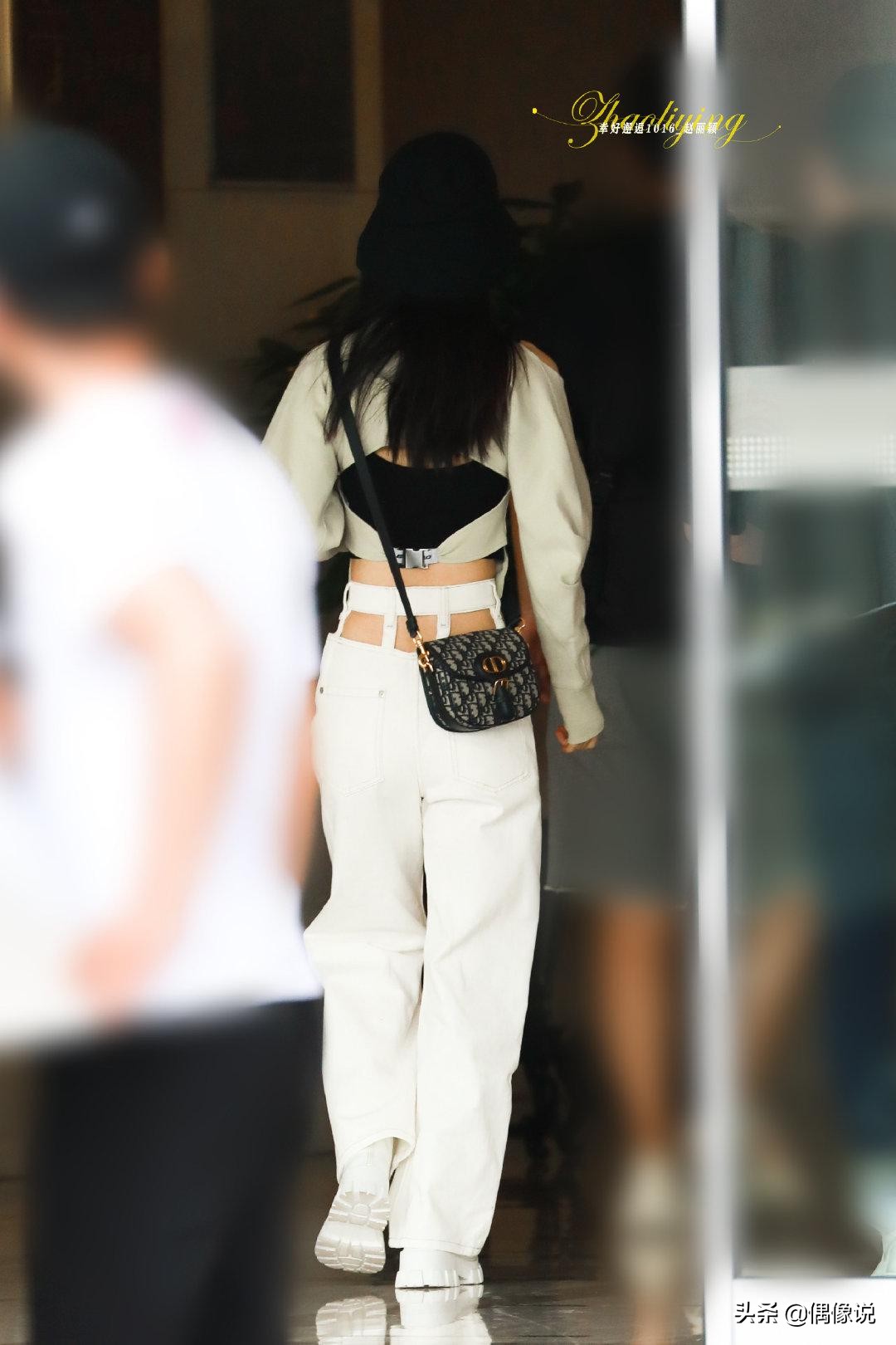 夫妻双人机场来了！冯绍峰等赵丽颖下车，夫妻