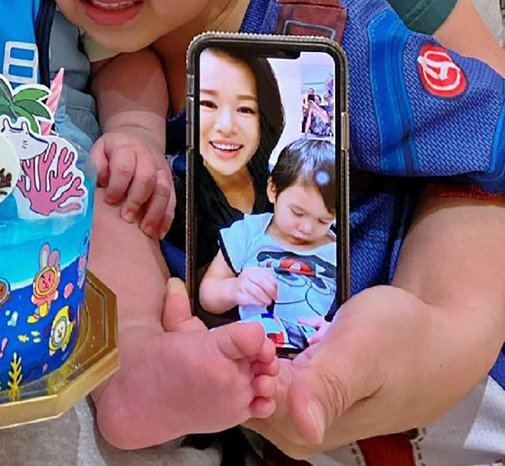 李乘德晒照为三胎儿子庆祝百日，胡杏儿隔空出镜，奕宏神态像奕霆