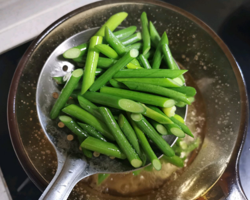 圖片[4]-蒜苔炒臘肉做法步驟圖 脆爽還入味-起舞食譜網