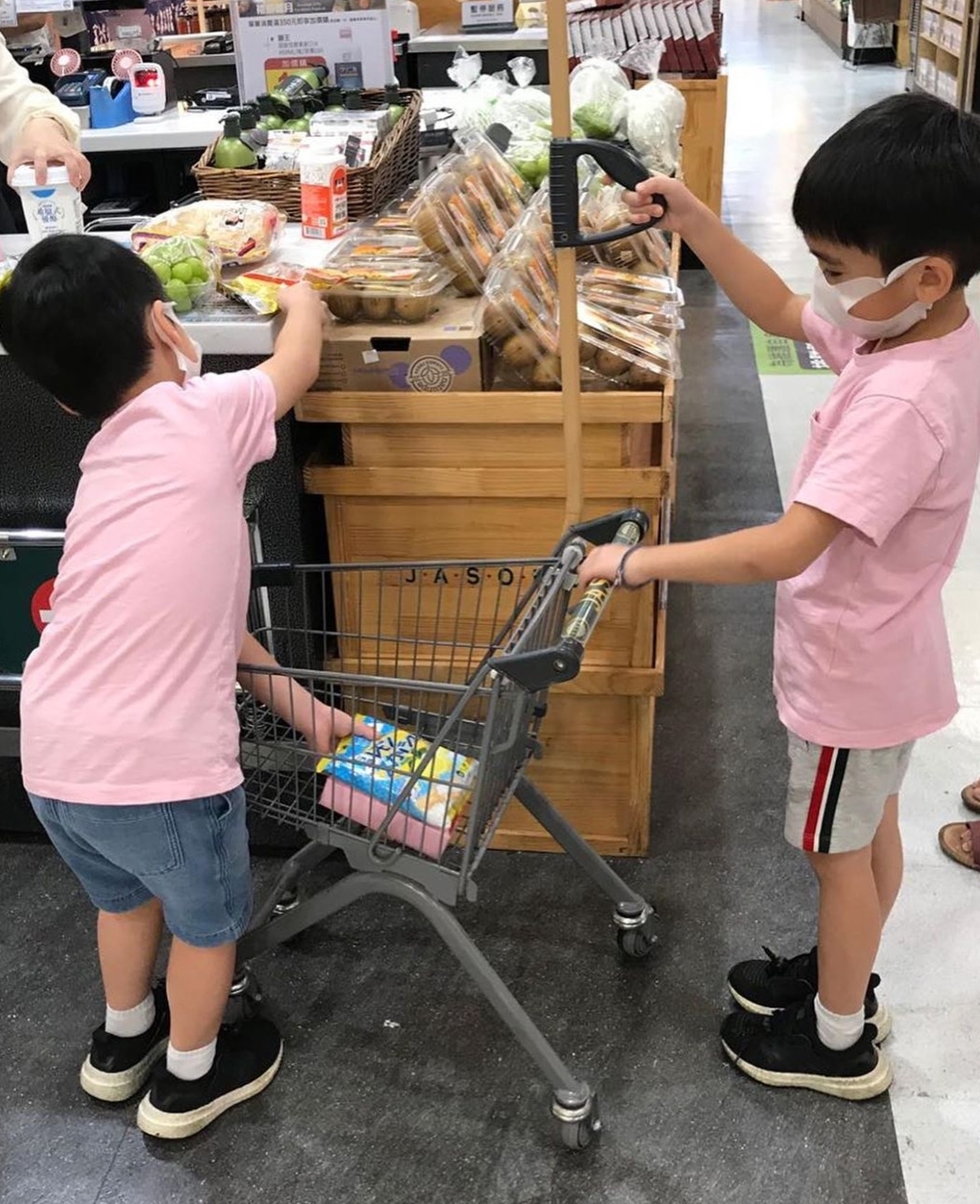 陈若仪带双胞胎儿子逛超市，双子星自己推车，帮妈妈提袋子超懂事