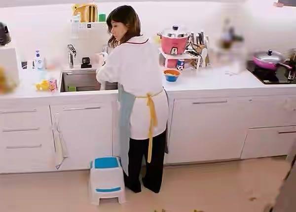 賈靜雯豪宅裝修太美了，客廳沒有茶几，入門就是餐廳，真接地氣
