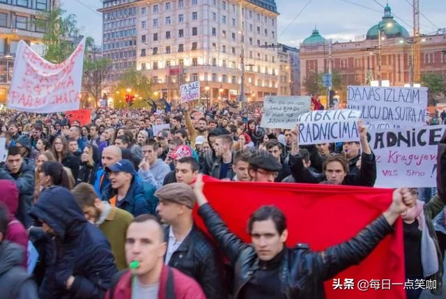 局势突变! 塞尔维亚爆发万人抗议游行: 呼吁让总统武契奇引咎辞职