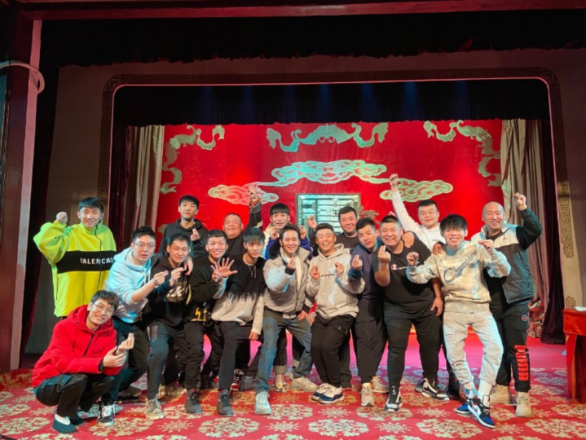 秦霄贤转发一条动态，大伙看出了小道消息