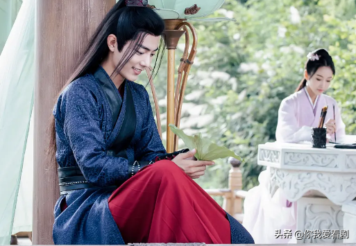 终于懂了肖战在娱乐圈里的笑，那是90后明星的爱