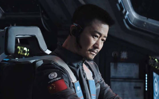 吴京实红！穿7年前结婚礼服走红毯，大牌都蹭他热度？