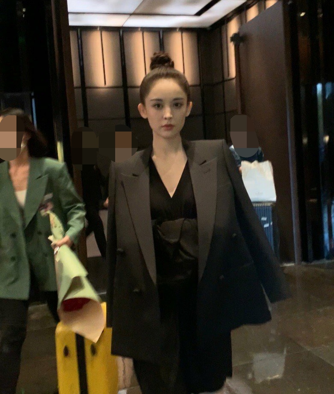 古力娜扎活动生图照片,女神凸显婀娜身材曲线-网友赞叹