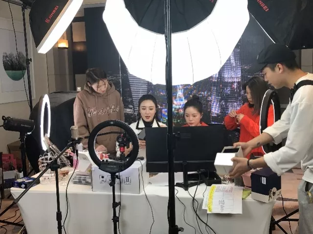 35岁薇娅年入20亿，从十八线模特到带货女王：光鲜背后是满地荆棘