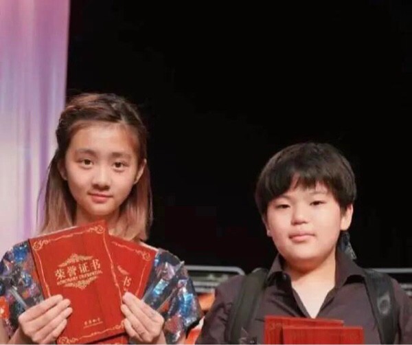 多多長大了！ 與孫莉戴墨鏡合照難辨別，捨棄成熟風改穿白衣顯清純