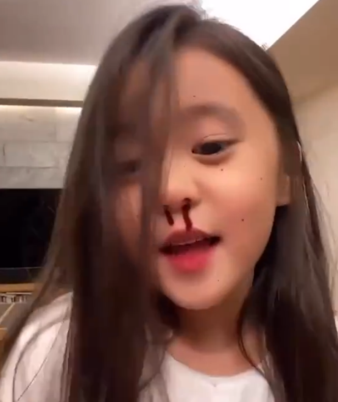 咘咘波妞果真是“小活宝”，画画搞怪全不落，贾静雯直呼：很爱演