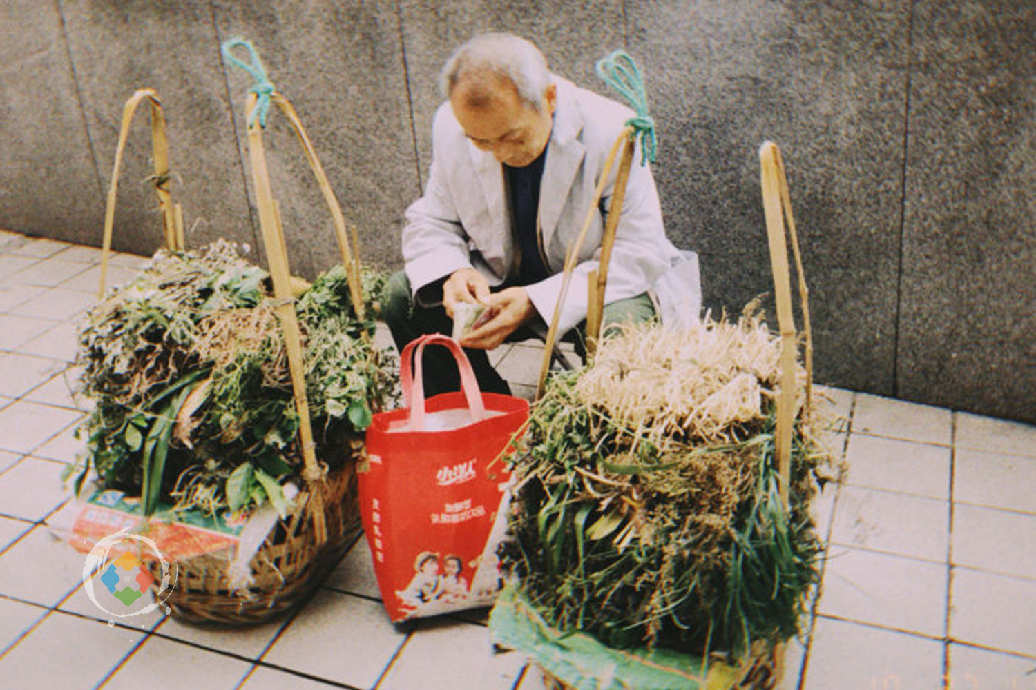 重庆的粽子有多独特？咸甜皆可，白粽子蘸糖吃，腊肉粽子最奢华